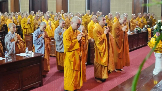 Đại diện Tăng Ni hành giả an cư trường hạ Sóc Thiên Vương dâng lời tác bạch