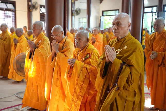 Chư tôn Trưởng lão Hòa thượng tại trú xứ an cư trên địa bàn TP.Huế tham dự Lễ Bố-tát