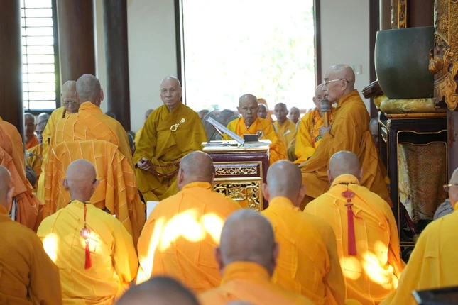 Trưởng lão Hòa thượng Thích Quang Nhuận thuyết giới Tỳ-kheo trong kỳ Bố-tát