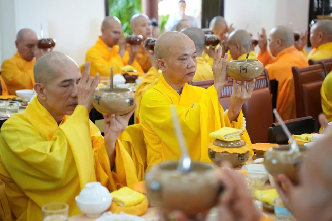 Cử bát cúng dường