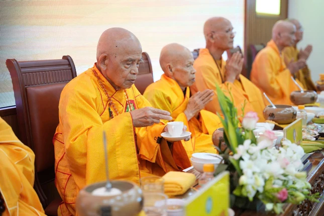 Trưởng lão Hòa thượng Thích Đức Thanh chú nguyện xuất sanh để thí cho đại bàng