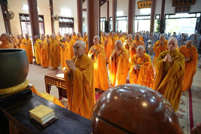 Lễ Bố-tát được trang nghiêm cử hành tại đại hùng bảo điện tổ đình Từ Đàm