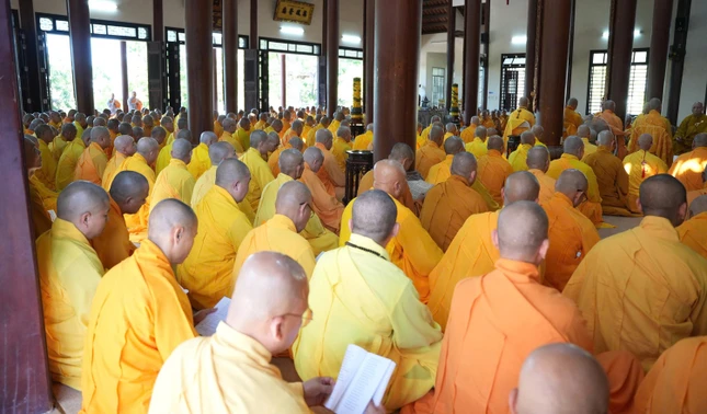 Chư Tăng trang nghiêm thanh tịnh thính giới