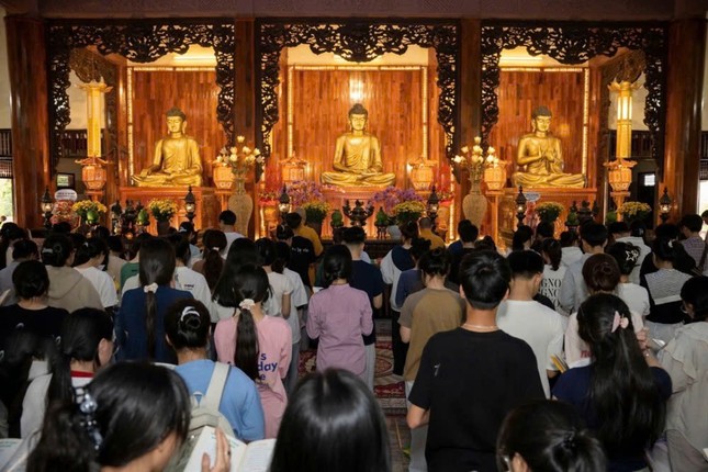 Hướng về Tam bảo cầu nguyện