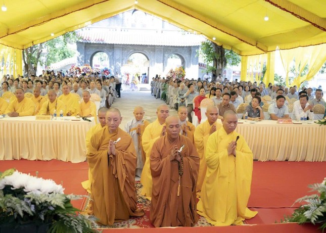 Đại diện chư vị tân trụ trì dâng lời phát nguyện