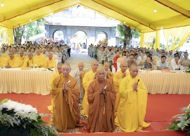 Đại diện chư vị tân trụ trì dâng lời phát nguyện Đại diện chư vị tân trụ trì dâng lời phát nguyện