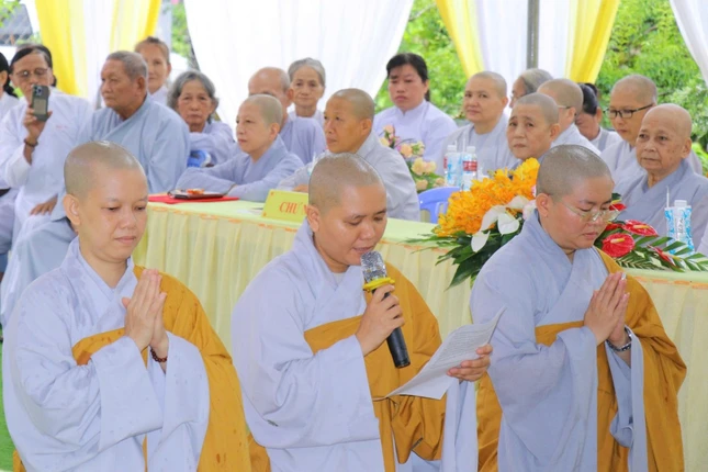Sư cô tân trụ trì dâng lời phát nguyện