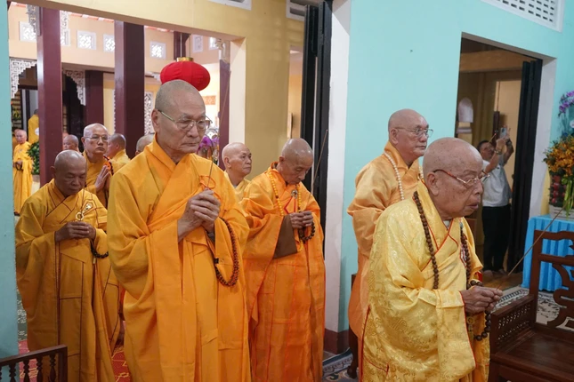 Chư tôn giáo phẩm thắp hương tưởng niệm