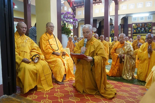 Thượng tọa Thích Huệ Chấn dâng lời tưởng niệm