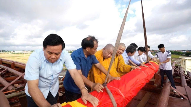 Thượng lương ngôi chánh điện chùa Hồng Phúc Thượng lương ngôi chánh điện chùa Hồng Phúc