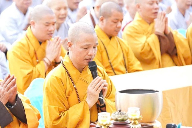 Chư tôn đức tụng kinh cầu nguyện Chư tôn đức tụng kinh cầu nguyện