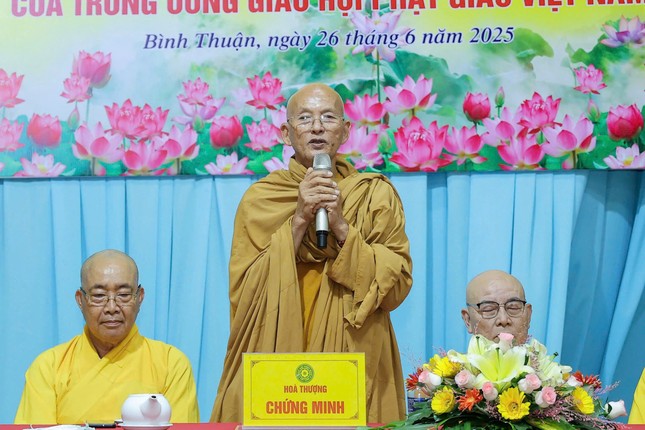 Trưởng lão Hòa thượng Thích Giác Sơn ban đạo từ