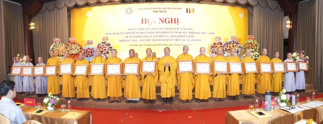 Trao Bằng tuyên dương công đức đến tập thể, cá nhân đã có thành tích xuất sắc, đóng góp cho công tác Phật sự GHPGVN tỉnh Ninh Bình