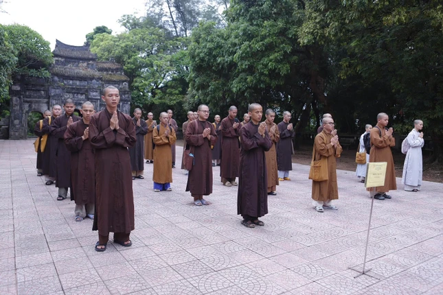 28 Tăng Ni sinh tham dự kỳ thi tốt nghiệp khóa XIII