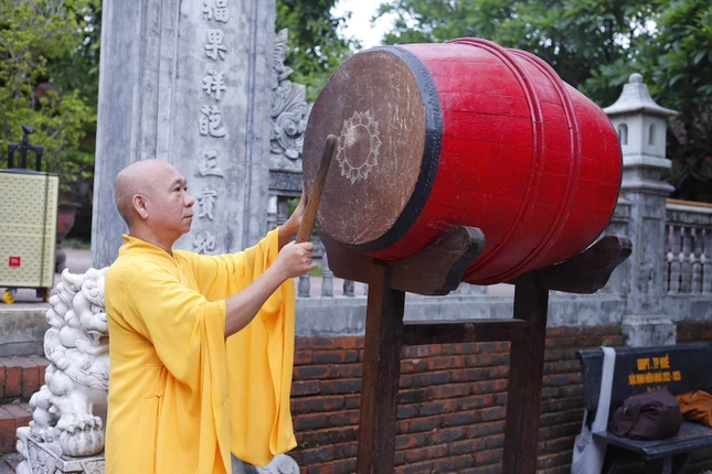 Thượng tọa Thích Phước Nghiêm khởi hiệu lệnh trống
