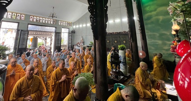 Chư Tăng Ni, Phật tử tụng kinh cầu nguyện