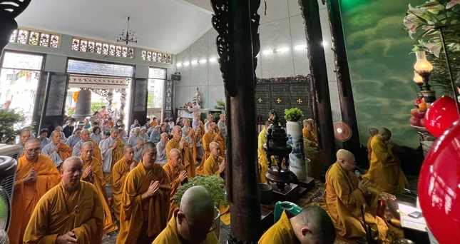 Chư Tăng Ni, Phật tử tụng kinh cầu nguyện