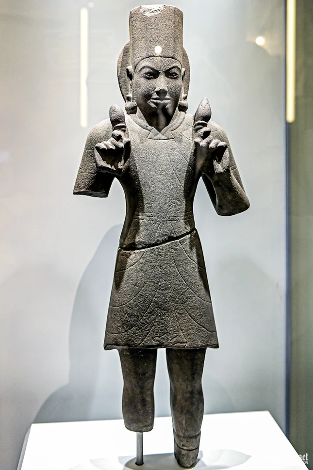 Tượng thần mặt trời Surya, niên đại khoảng 1.500 năm, được tìm thấy năm 1928 tại An Giang. Tượng nặng 80kg, khắc họa vị thần trong tư thế đứng trang nghiêm. Cả 2 hiện vật đều tiêu biểu cho kỹ thuật điêu khắc tinh xảo của nền văn hóa Óc Eo