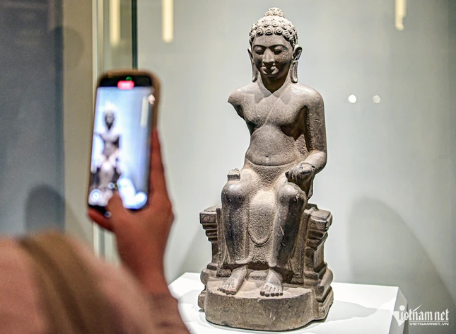 Tượng Phật Sơn Thọ được phát hiện tại chùa Sơn Thọ (Trà Vinh), do cư dân Phù Nam chế tác vào thế kỷ VI - VII. Tượng cao 59cm, nặng 80kg, bằng đá sa thạch, thể hiện hình ảnh Đức Phật ngồi trên ngai, 2 chân buông thõng - tư thế đặc trưng trong nghệ thuật Phật giáo cổ. Tác phẩm được công nhận là bảo vật quốc gia năm 2018