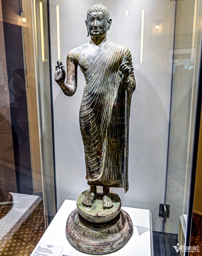 Điểm nhấn tại đây là tượng Phật Đồng Dương - bảo vật quốc gia được nhà khảo cổ người Pháp Henri Parmentier phát hiện năm 1911 tại Quảng Nam. Tác phẩm có niên đại thế kỷ VIII - IX, được đánh giá là một trong những tượng Phật cổ và đẹp nhất Đông Nam Á, tiêu biểu cho kỹ thuật đúc đồng tinh xảo và nghệ thuật tạo hình đặc trưng của văn hóa Chăm Pa. Tượng từng được trưng bày ở nhiều nước. Trong triển lãm cổ vật Đông Nam Á ở Pháp, hiện vật được mua bảo hiểm 5 triệu USD. Đây là mức bảo hiểm cao nhất cho một pho tượng của Việt Nam trưng bày tại nước ngoài