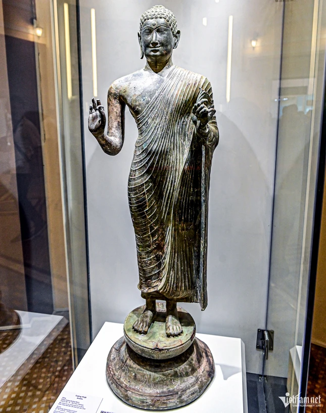 Điểm nhấn tại đây là tượng Phật Đồng Dương - bảo vật quốc gia được nhà khảo cổ người Pháp Henri Parmentier phát hiện năm 1911 tại Quảng Nam. Tác phẩm có niên đại thế kỷ VIII - IX, được đánh giá là một trong những tượng Phật cổ và đẹp nhất Đông Nam Á, tiêu biểu cho kỹ thuật đúc đồng tinh xảo và nghệ thuật tạo hình đặc trưng của văn hóa Chăm Pa. Tượng từng được trưng bày ở nhiều nước. Trong triển lãm cổ vật Đông Nam Á ở Pháp, hiện vật được mua bảo hiểm 5 triệu USD. Đây là mức bảo hiểm cao nhất cho một pho tượng của Việt Nam trưng bày tại nước ngoài