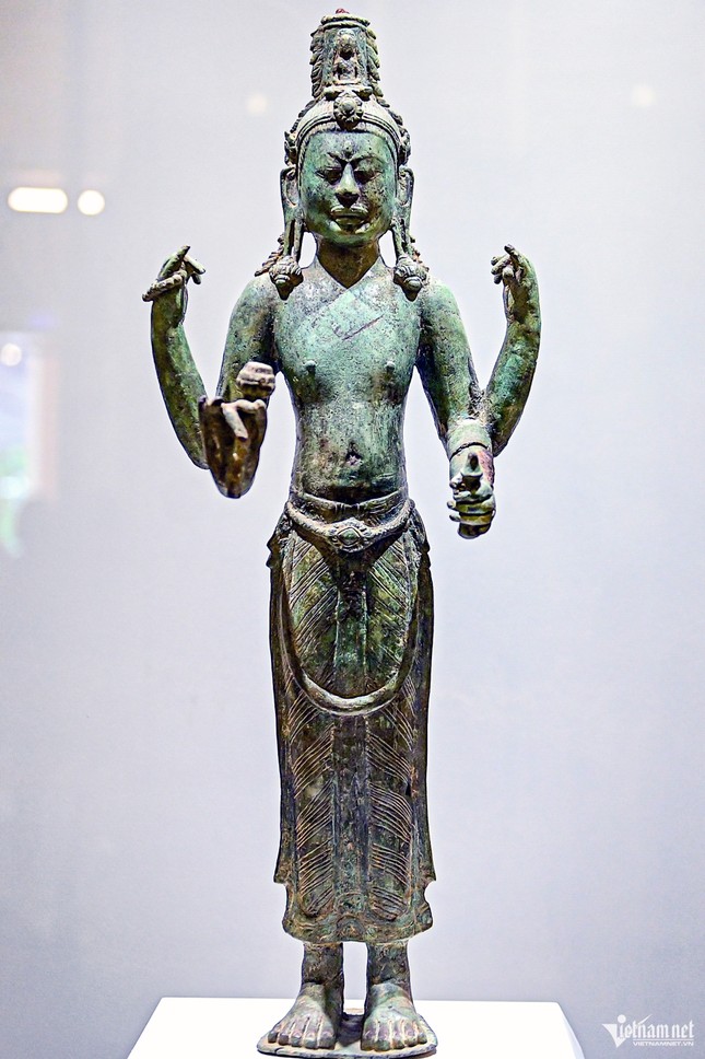 Tượng đồng Avalokitesvara khác, được chế tác khoảng thế kỷ X, nặng 35kg, với tóc búi cao mang miện chạm hình Phật ngồi và nhiều trang sức. Tượng có 4 tay, trong đó 2 tay trước cầm nụ sen và bình nước cam lồ. Hai pho tượng phản ánh trình độ đúc đồng tinh xảo, thể hiện sự phát triển rực rỡ của Phật giáo dưới thời Chăm Pa