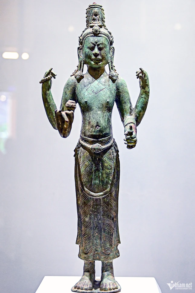Tượng đồng Avalokitesvara khác, được chế tác khoảng thế kỷ X, nặng 35kg, với tóc búi cao mang miện chạm hình Phật ngồi và nhiều trang sức. Tượng có 4 tay, trong đó 2 tay trước cầm nụ sen và bình nước cam lồ. Hai pho tượng phản ánh trình độ đúc đồng tinh xảo, thể hiện sự phát triển rực rỡ của Phật giáo dưới thời Chăm Pa