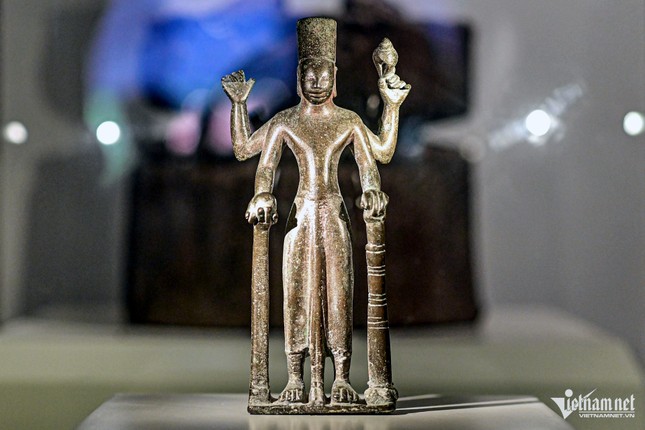 Tượng thần Vishnu cao 23cm, được phát hiện năm 1936 tại Kiên Giang, có niên đại khoảng thế kỷ III - V. Tác phẩm thuộc văn hóa Óc Eo, được đúc bằng đồng với tạo hình cân đối, tinh xảo, mỗi tay cầm một pháp khí. Vishnu là thần bảo tồn trong Ấn Độ giáo, thường được cư dân Phù Nam thờ cúng để cầu sự bảo vệ và diệt trừ tà ác