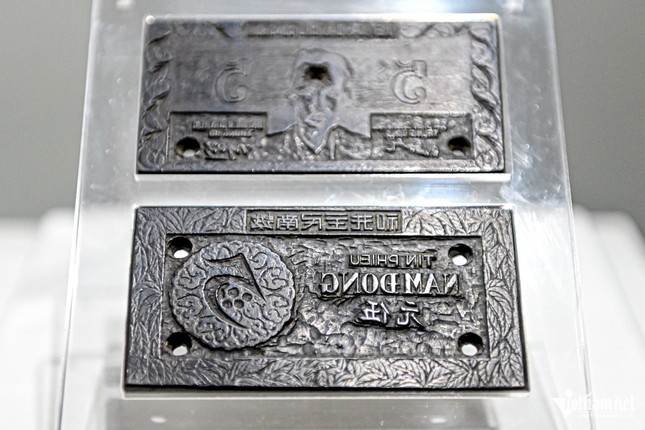 Khuôn in tín phiếu mệnh giá 5 đồng, có niên đại năm 1947...