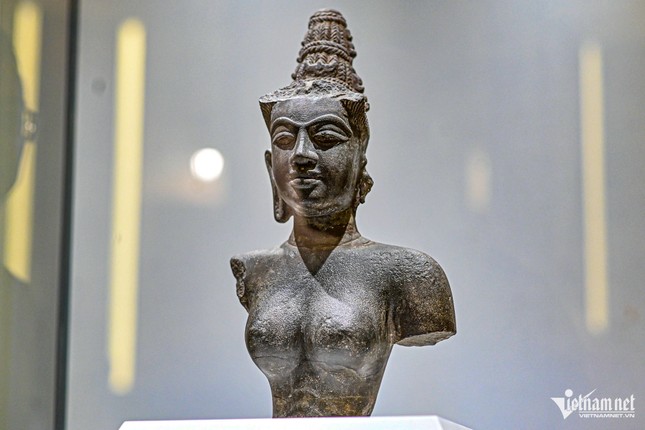 Tượng bán thân nữ thần Devi cao 38,5cm, nặng 20kg, có niên đại thế kỷ X, được phát hiện năm 1911 tại một ngôi đền nhỏ ở Quảng Nam. Tượng bằng đá sa thạch, thể hiện chân dung hiếm gặp của nữ thần Ấn Độ được “Chăm Pa hóa”. Tượng mang những đặc trưng điêu khắc Chăm như lông mày dài, cong và liền nhau, đôi mắt lớn, miệng khẽ cười và búi tóc cao hình tháp. Tác phẩm được công nhận là bảo vật quốc gia năm 2012