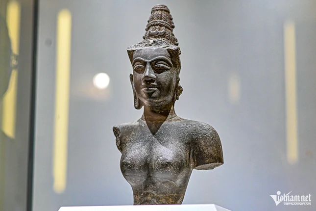 Tượng bán thân nữ thần Devi cao 38,5cm, nặng 20kg, có niên đại thế kỷ X, được phát hiện năm 1911 tại một ngôi đền nhỏ ở Quảng Nam. Tượng bằng đá sa thạch, thể hiện chân dung hiếm gặp của nữ thần Ấn Độ được “Chăm Pa hóa”. Tượng mang những đặc trưng điêu khắc Chăm như lông mày dài, cong và liền nhau, đôi mắt lớn, miệng khẽ cười và búi tóc cao hình tháp. Tác phẩm được công nhận là bảo vật quốc gia năm 2012