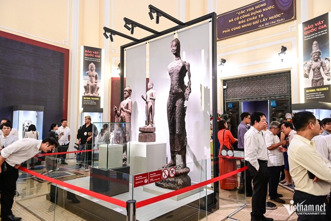 17 bảo vật quốc gia thuộc các bảo tàng công lập và bộ sưu tập tư nhân ở TP.HCM lần đầu cùng được trưng bày tại Bảo tàng Lịch sử Thành phố, phác họa bức tranh tổng thể về lịch sử, văn hóa Việt Nam từ thời tiền sử đến hiện đại