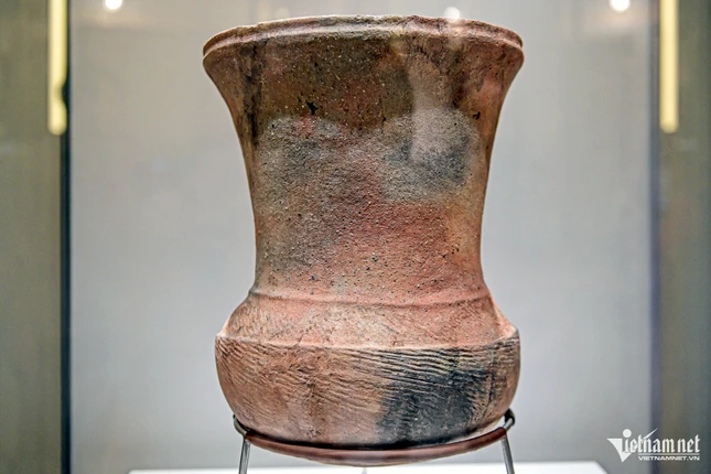 Chõ gốm văn hóa Đông Sơn, có niên đại khoảng 2.000-2.500 năm trước, là hiện vật thuộc bộ sưu tập tư nhân của diễn viên Chi Bảo. Đây là hiện vật gốc, độc bản, được công nhận là bảo vật quốc gia năm 2024. Chõ gốm mang giá trị thực tiễn cao, phản ánh đời sống thời đại các Vua Hùng dựng nước