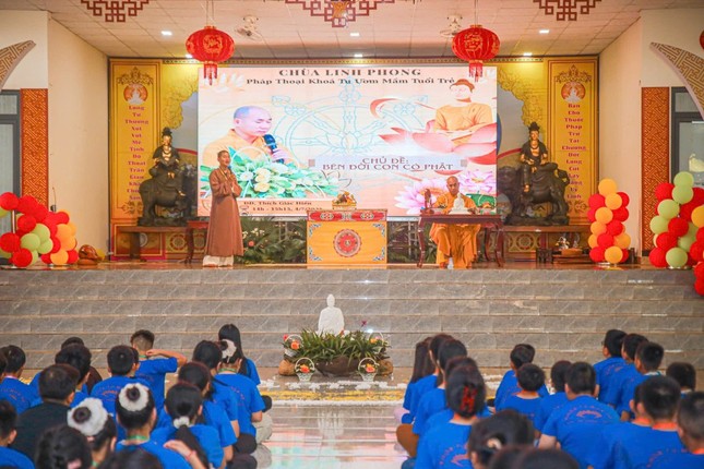 Khóa sinh nghe pháp thoại chủ đề Bên đời con có Phật