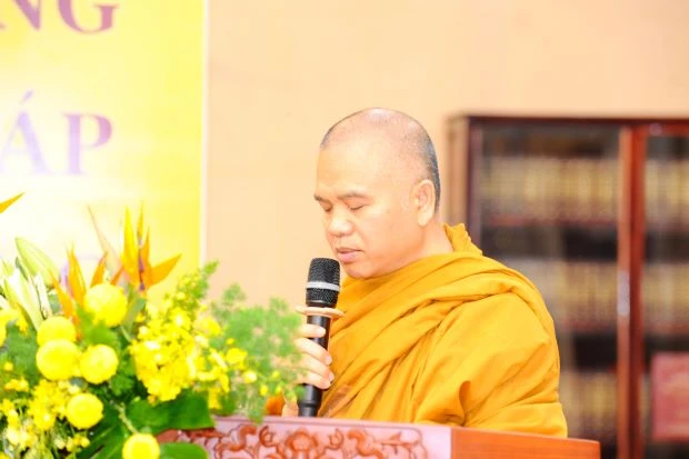 Thượng tọa Thích Giác Hoàng báo cáo công tác tổ chức khóa bồi dưỡng