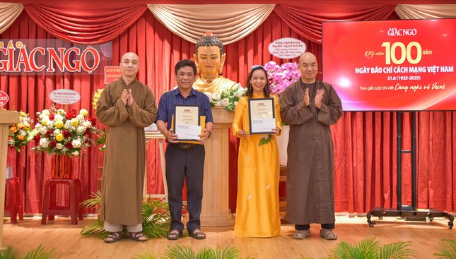 Tác giả Trầm Thanh Tuấn đạt giải ba và đại diện cho tác giả Lương Đình Khoa (giải nhì) nhận thưởng - Ảnh: Quảng Đạo