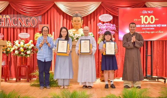 Trao giải khuyến khích của cuộc thi đến tác giả An Trần, Thích nữ Lệ Thảo và bé Thái Hỷ Ý Lạc - Ảnh: Quảng Đạo