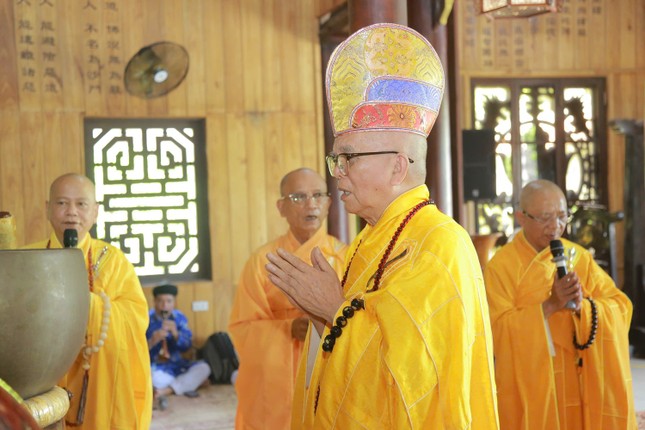 Hòa thượng Thích Thanh Đàm đương vi sám chủ