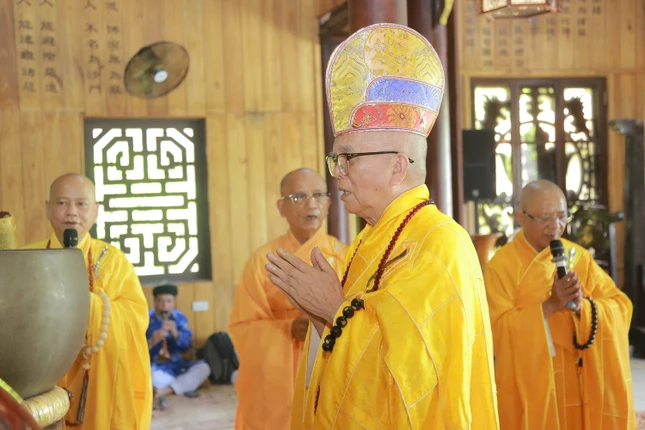 Hòa thượng Thích Thanh Đàm đương vi sám chủ