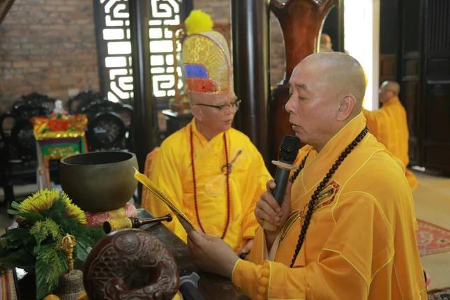 Thượng tọa Thích Lương Nguyên tuyên sớ cung tiến Giác linh