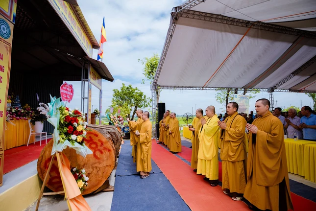 Chư tôn đức cử hành nghi thức sái tịnh