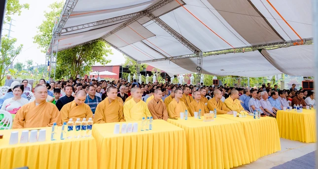 Chư tôn đức, đại biểu chính quyền các cấp và Phật tử, nhân dân địa phương dự lễ