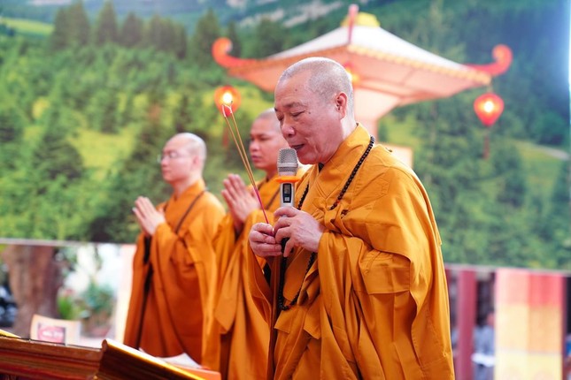 Hòa thượng Thích Bảo Nghiêm thành kính niêm hương bạch Phật Hòa thượng Thích Bảo Nghiêm thành kính niêm hương bạch Phật