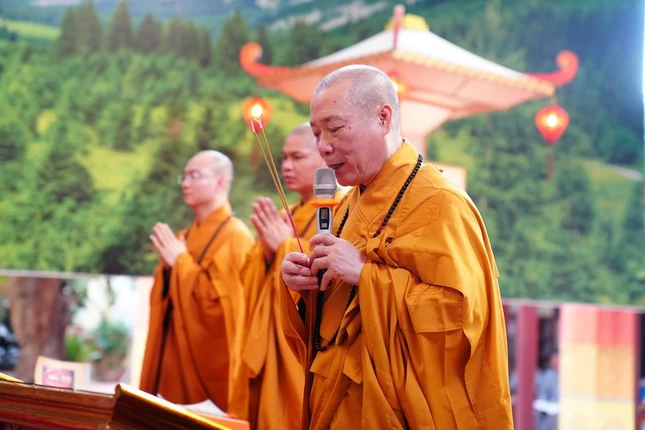 Hòa thượng Thích Bảo Nghiêm thành kính niêm hương bạch Phật