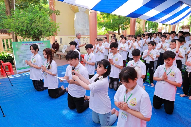 Đại diện các khóa sinh dâng lời phát nguyện