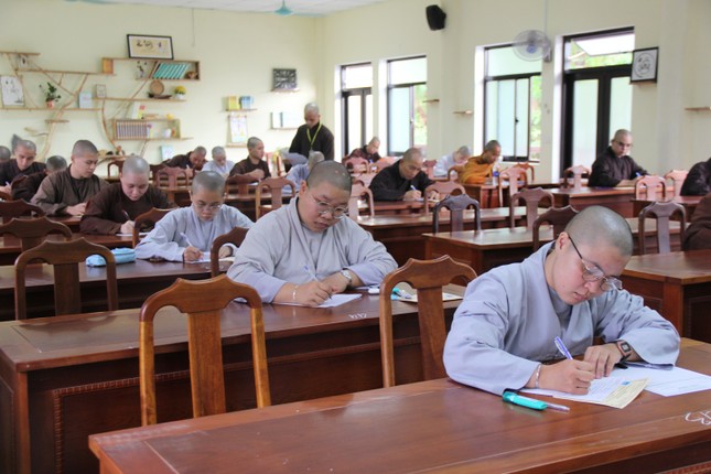 Thí sinh nghiêm túc làm bài thi