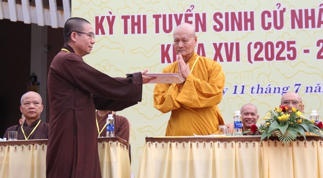 Hòa thượng Chủ tịch Hội đồng tuyển sinh trao đề thi đến đại diện Ban Giám thị