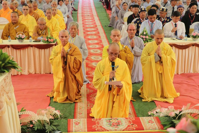 Đại đức Thích Nguyên Đại dâng lời phát nguyện