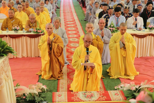 Đại đức Thích Nguyên Đại dâng lời phát nguyện Đại đức Thích Nguyên Đại dâng lời phát nguyện