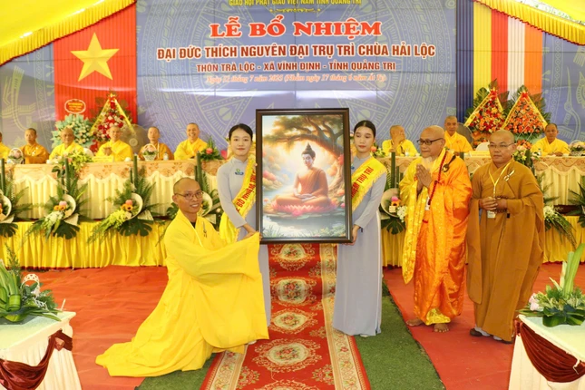 Cung kính đón nhận món quà chúc mừng từ Hòa thượng bổn sư Cung kính đón nhận món quà chúc mừng từ Hòa thượng bổn sư